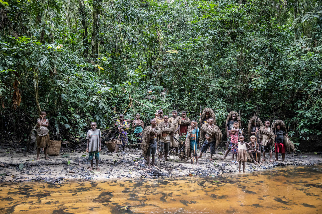 Le peuple Mbuti dans la réserve de faune à okapis en République démocratique du Congo.